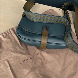 Excellent bottega condition cross body.
